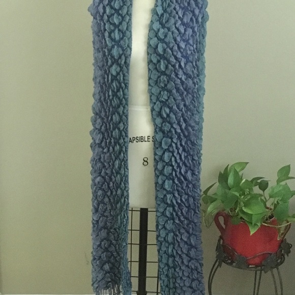 NWOT. Scarf-Oversized. Fish-Scale textured motif - Picture 4 of 5